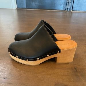 Bamboo black stud clogs